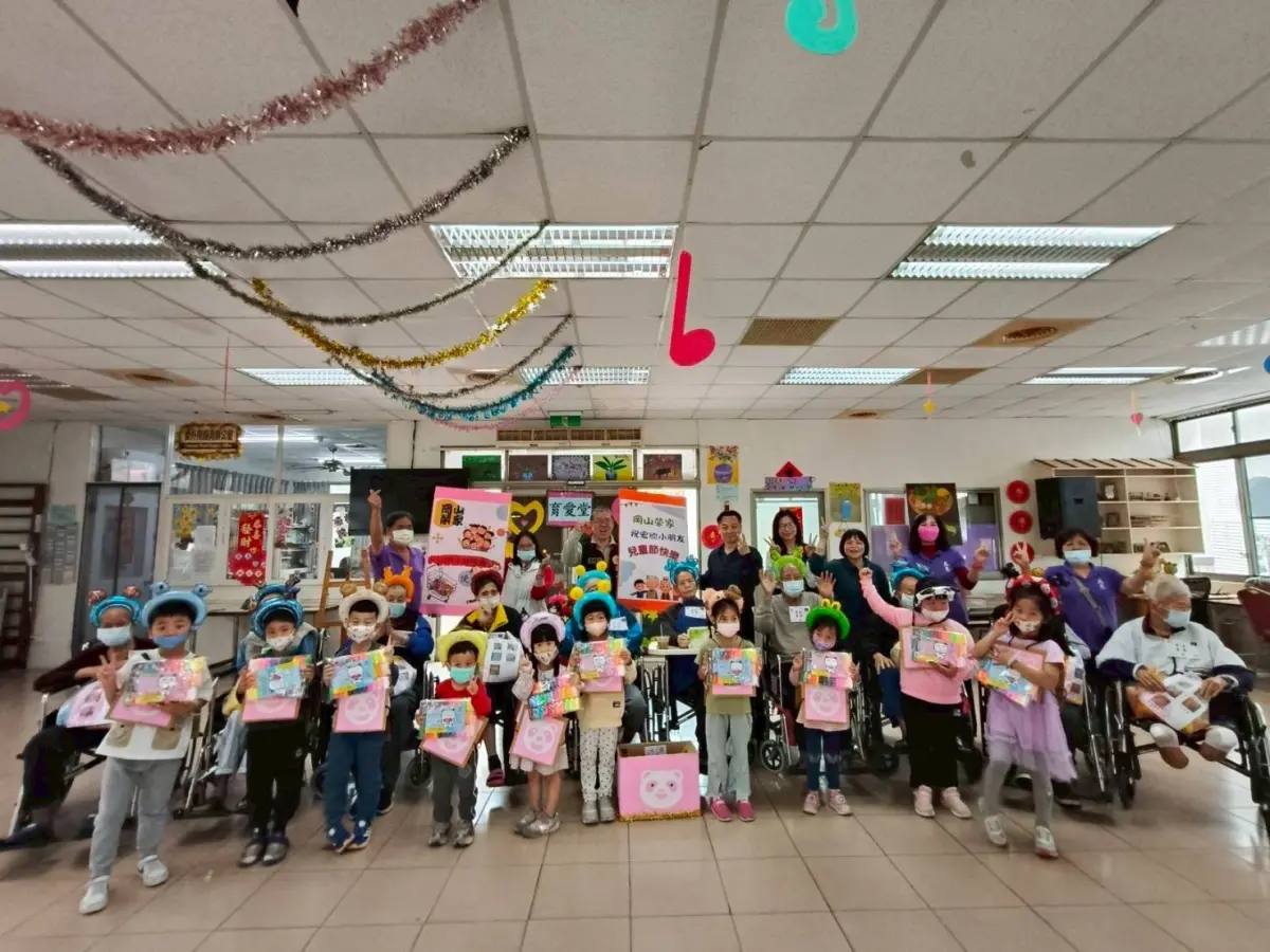 ▲岡山榮家結合宏欣幼兒園舉辦「小小外送員使命必達」活動，讓小朋友變身貼心小外送員，為行動不便的爺爺奶奶們送上所需物品與滿滿祝福。（圖／剛山榮家提供）