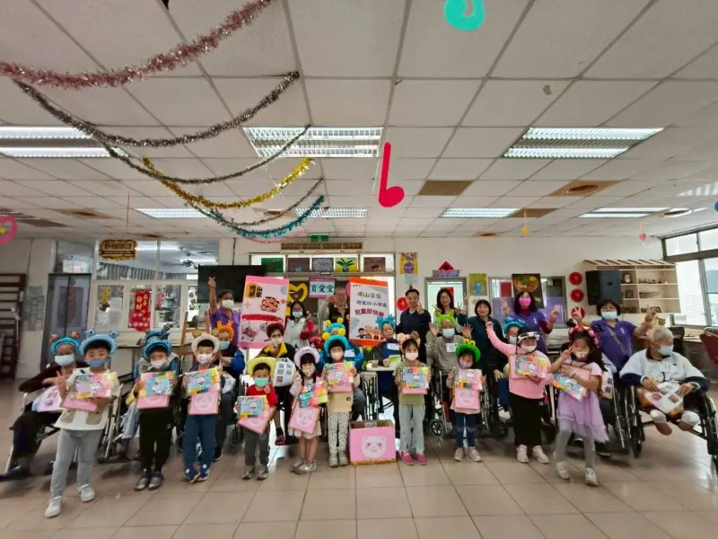 ▲岡山榮家結合宏欣幼兒園舉辦「小小外送員使命必達」活動，讓小朋友變身貼心小外送員，為行動不便的爺爺奶奶們送上所需物品與滿滿祝福。（圖／剛山榮家提供）