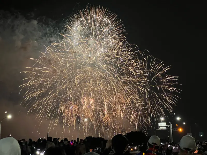 ▲大甲媽祖今（4）夜10點45分起駕，內行推薦「大甲媽祖出城百萬煙火」6最佳觀賞點。圖為甲南欣賞媽祖出城煙火美景。（圖／翻攝Threads）