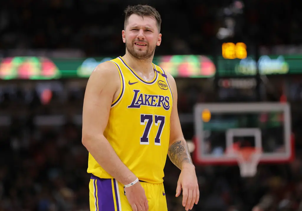 ▲Doncic防守橫移過慢問題，賽後成為眾矢之的，有球迷發文直言Doncic就是湖人輸球主因，但也有不少人直言，兩隊陣容配置上的差距，才讓Doncic防守問題被放大。（圖／美聯社／達志影像）