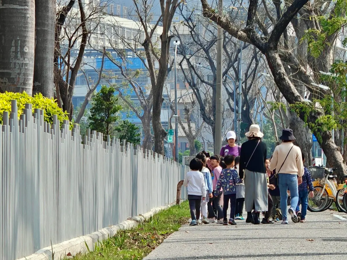▲鼓山高中「通學步道」，導入社區參與意見讓「還路於民」，改善工程更重視安全與舒適，整個景觀變得更漂亮。（圖／高市府教育局提供）