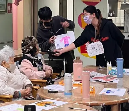 ▲志工團隊邀請長者分享過去生活記憶、回顧老照片，以熟悉的事物刺激記憶，增強口語表達與社會連結。（圖／主辦單位提供）