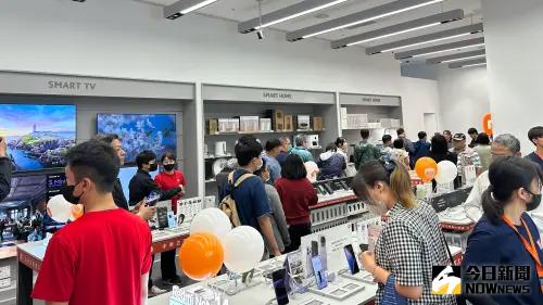 ▲小米之家高雄SKM Park授權店,佔地約34坪全新門市以明亮寬敞的空間,帶來放鬆、美好的購物體驗。(圖/記者陳美嘉攝) ▲小米之家高雄SKM Park授權店,佔地約34坪全新門市以明亮寬敞的空間,帶來放鬆、美好的購物體驗。(圖/記者陳美嘉攝)