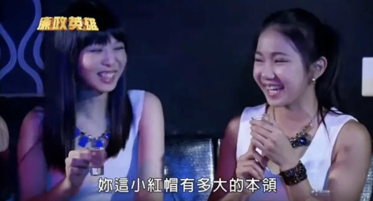 ▲YouTuber家寧近期因與前男友Andy的財務糾紛尚未落幕，因此還處於風口浪尖，對此網友也挖出她過去客串長壽劇《廉政英雄》的片段，家寧在劇中慫恿友人豪飲、搭訕男人的畫面，讓粉絲開酸：「本色出演。」（圖／摘自《廉政英雄》片段）