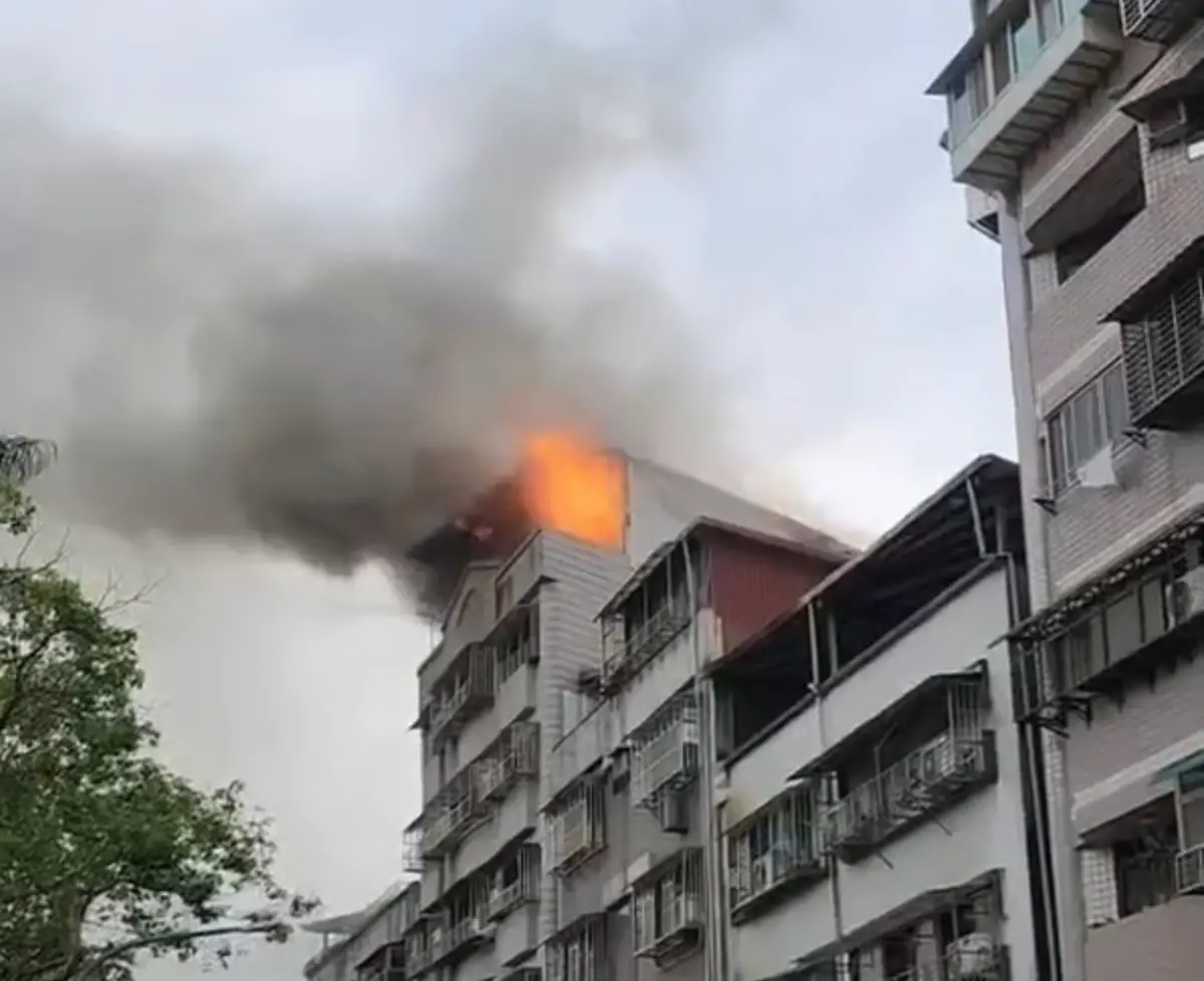 ▲新北深坑民宅頂樓加蓋突竄火警。（圖／翻攝畫面）