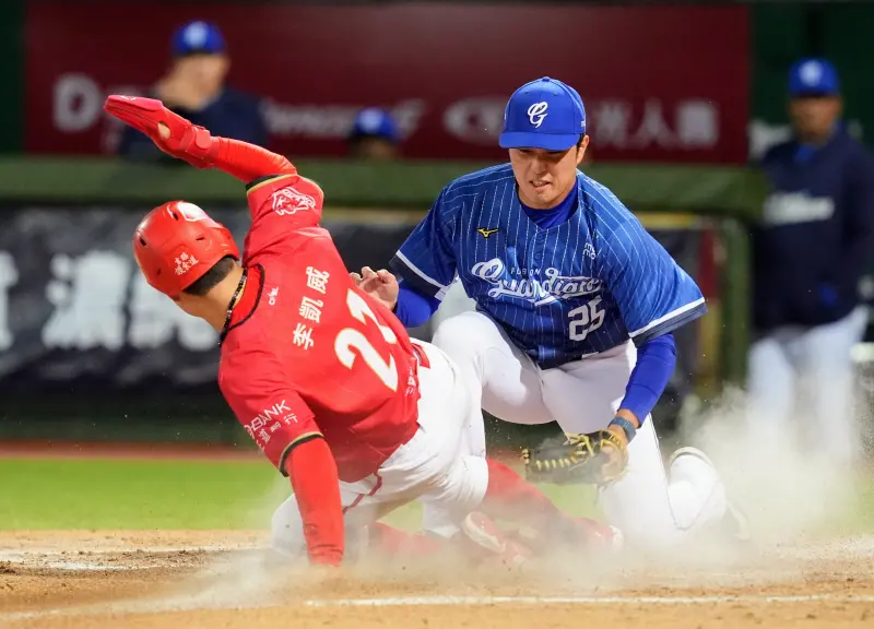 ▲富邦悍將賴智垣滿壘卻投出保送，讓龍隊追平比分。（圖／味全龍提供）