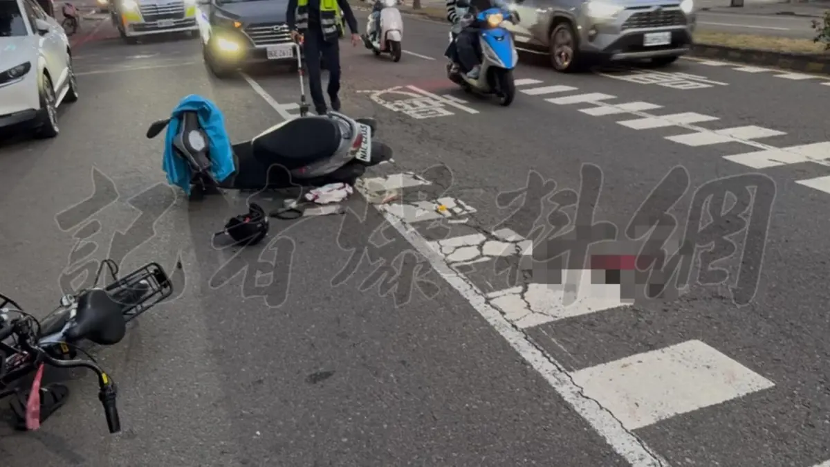 ▲高雄前鎮一輛轎車、機車、自行車突然相撞，機車騎士當場撞飛，沒了生命跡象。（圖／翻攝爆料公社）
