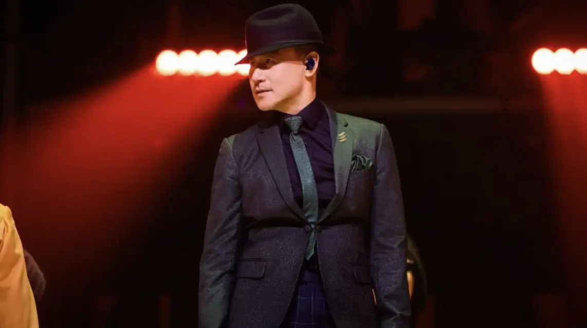 ▲張學友（如圖）今（4）日晚上在台北小巨蛋開唱，台上自認「唱得不怎麼樣」，並感性道目前最大願望，「好好地做完整演唱會」，更在台上親口提及退休計劃，「沒有說60歲一定要退休，我就不退怎麼啦？」喊話70歲要再開演唱會！（圖／超級圓頂提供）