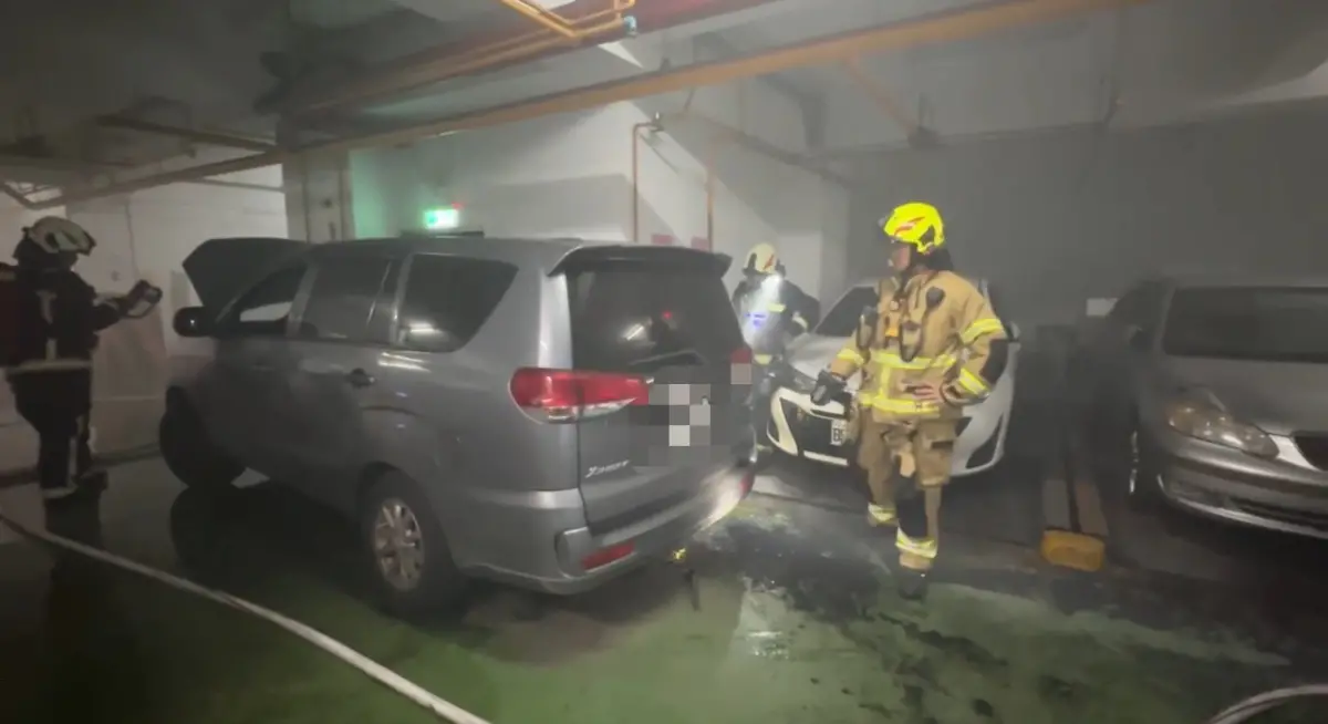 ▲基隆暖暖區羅傑摩爾社區地下停車場，突然傳出火燒車意外！疑年約80歲的駕駛酒駕釀禍。（圖／翻攝畫面）
