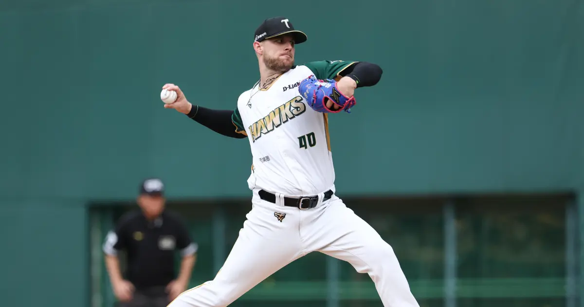 ▲台鋼雄鷹後勁使用招牌「蝴蝶球」三振林子偉、梁家榮。（圖／台鋼雄鷹提供）