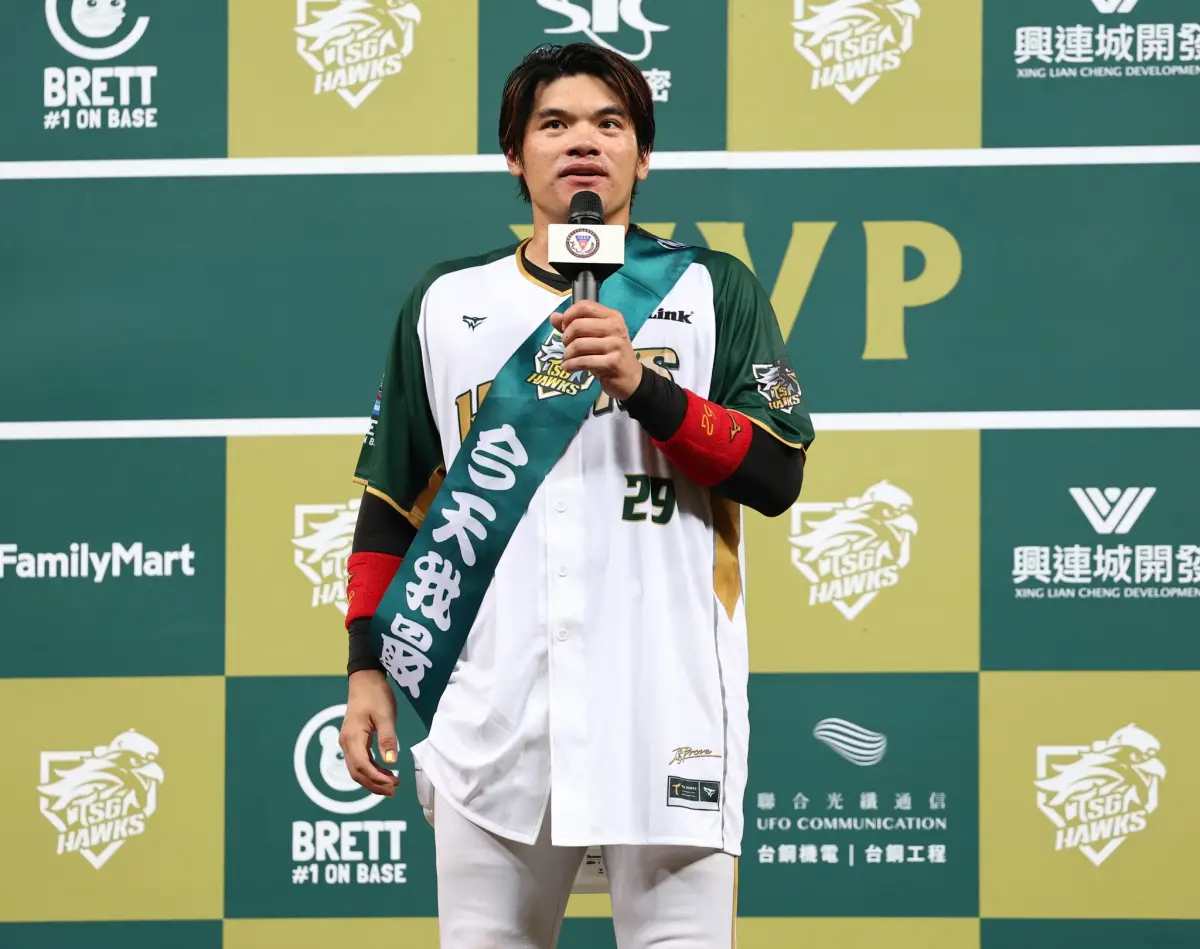 ▲台鋼雄鷹張肇元敲出再見安打，在MVP跳舞環節指定要跳要跳陳文杰應援曲。（圖／台鋼雄鷹提供）