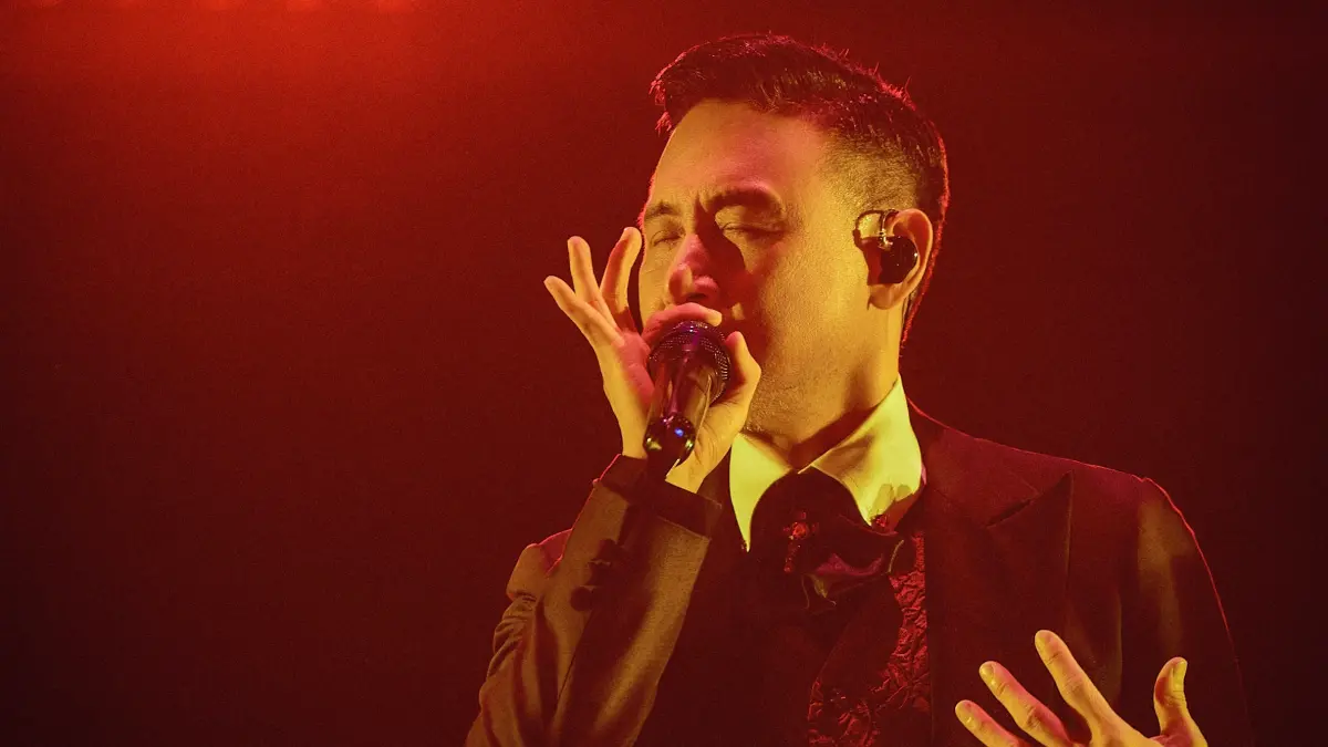 ▲63歲「歌神」張學友（如圖）今（4）日晚間在台北小巨蛋開唱，舞台上勁歌熱舞一番，唱到〈我應該〉一曲不慎破音，當下他自知破音，在台上羞澀淺淺一笑，這舉動也讓人看得出張學友身體並無大礙。（圖／JDS提供）