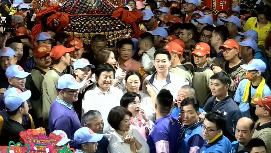 ▲傅崐萁夫婦今年參加大甲媽遶境，不過當時母喪還沒滿1年，也遭批對神明不敬。（圖／翻攝鎮瀾宮YT，2025.04.04）