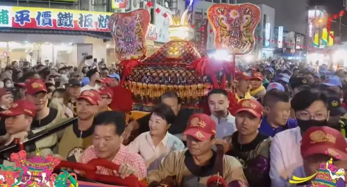 大甲媽起駕很藍!一姐盧秀燕扶轎 傅崑萁夫婦首度現身卡C位 ▲今年大甲媽遶境起駕典禮,由台中市長盧秀燕扶轎。(圖/翻攝鎮瀾宮YT,2025.04.04)