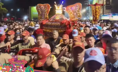 大甲媽起駕很藍!一姐盧秀燕扶轎 傅崑萁夫婦首度現身卡C位 ▲連續2年因身體因素,只扶轎到廟埕的顏清標,今年走了快1小時,還不時小跑步。(圖/翻攝鎮瀾宮YT,2025.04.04)