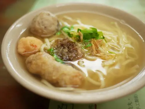 貓鼠麵上頭的配料為蝦丸、香菇丸與雞捲,近幾年蝦丸改為燕丸。(圖/取自貓鼠麵臉書) ▲貓鼠麵上頭的配料為蝦丸、香菇丸與雞捲,近幾年蝦丸改為燕丸。(圖/取自貓鼠麵臉書)