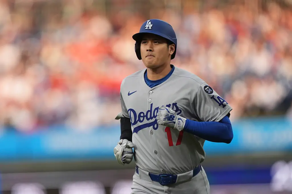 ▲洛杉磯道奇隊的日籍球星大谷翔平於美國時間4月5日，在主場迎戰費城費城人隊的比賽中擔任第一棒、指定打擊先發出賽。他這場比賽4打數1安打，不過第8局盜壘時被費城人鐵捕JT Realmuto阻殺。（圖／美聯社／達志影像）