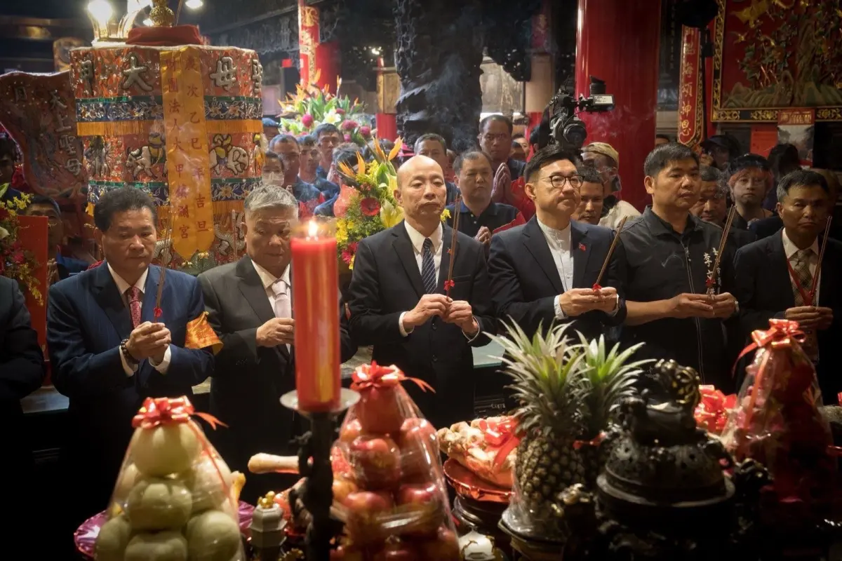 ▲大甲媽祖遶境4日晚間10時45分起轎，立法院長韓國瑜也與副院長江啟臣、鎮瀾宮董事長顏清標等人一同上香，恭請媽祖上轎。（圖／翻攝韓國瑜臉書）