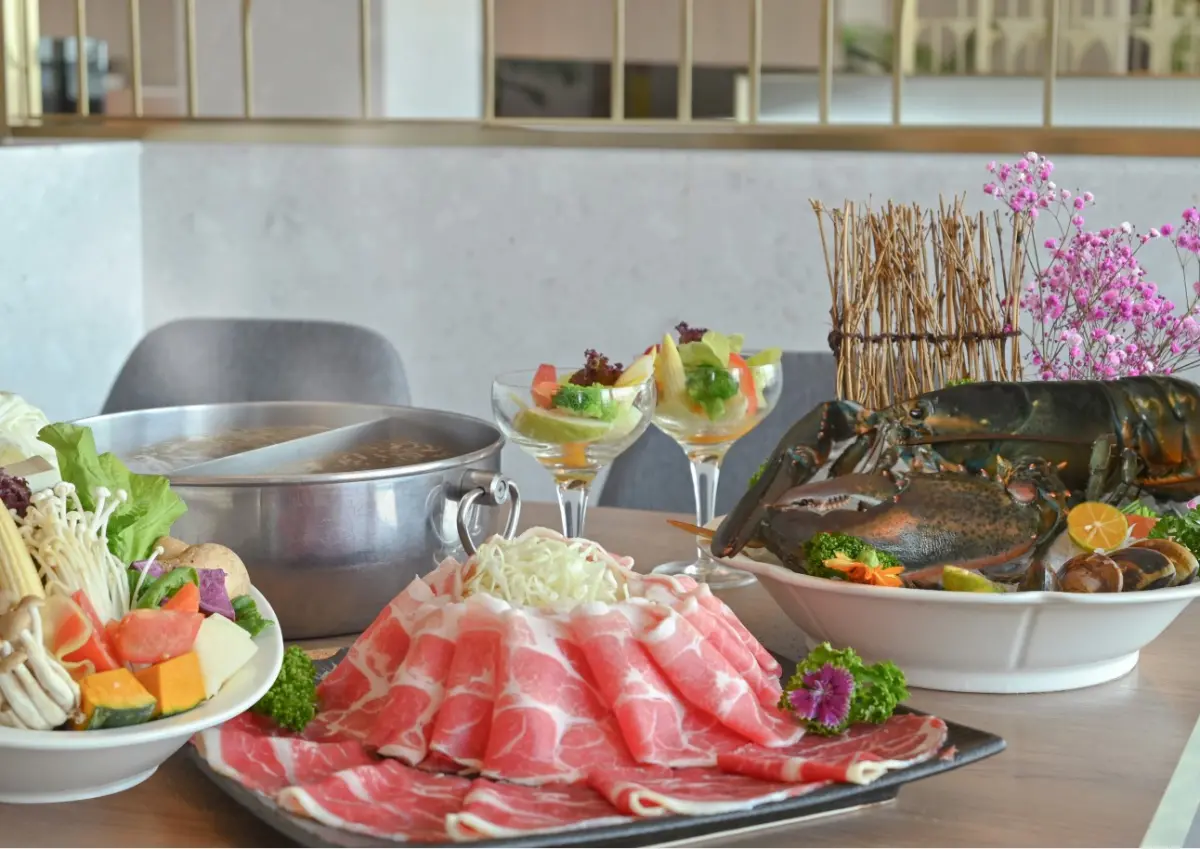 ▲高雄福華飯店頂樓「Smile one精緻涮涮鍋」的「身分證對對碰」活動將延長至4月底，對身分證享優惠，對中4個字可享吃鍋半價。（圖／高雄福華提供）