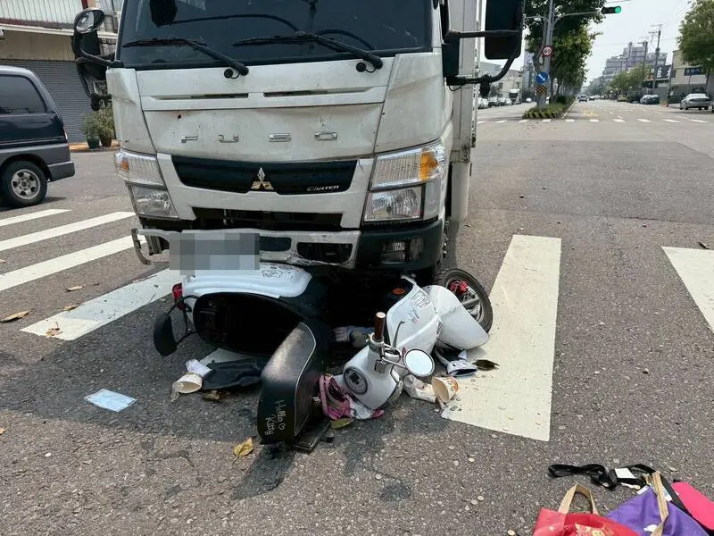 ▲陳姓貨車司機駕駛貨車行經大雅區路段，撞上蔡姓女騎士機車，送醫宣告不治。（圖／翻攝畫面）