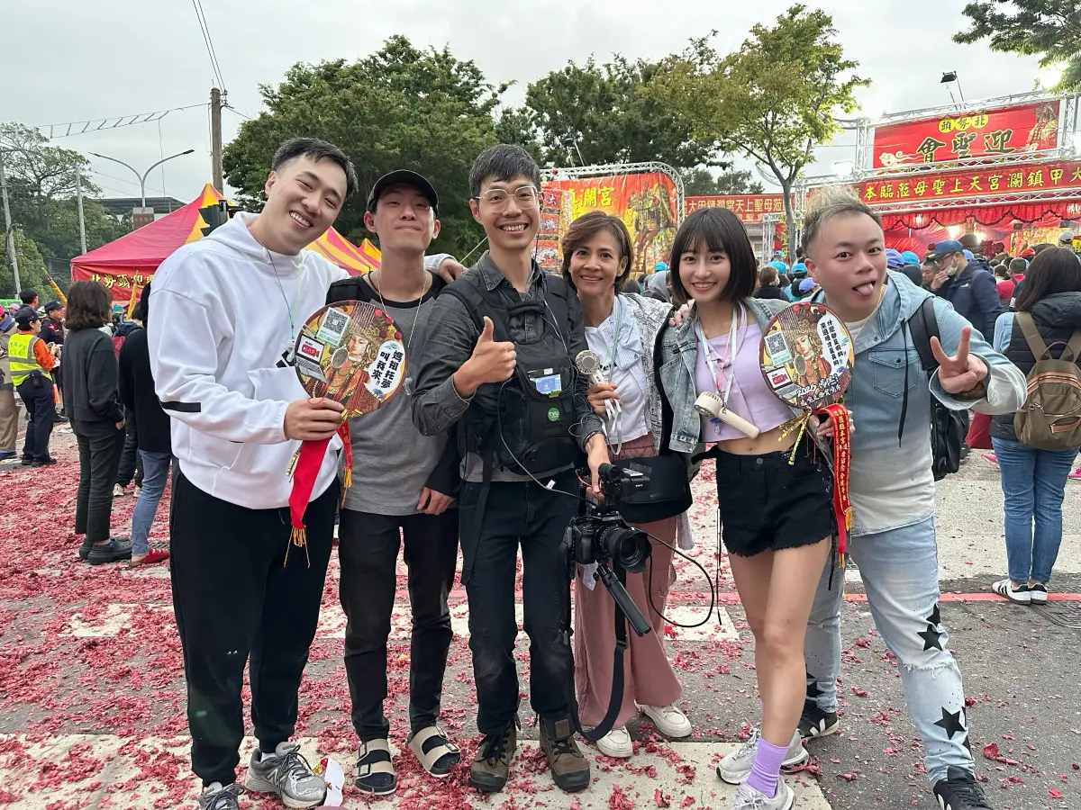 ▲藝人余祥銓（左）近日擔任「發掘台灣在地美好」直播主持人，前往大甲媽祖遶境活動，除了透露拚生二寶要等2027年後，還提及母親李亞萍雙膝退化已慢慢康復中，對此，他也感謝媽祖保佑一家健康。（圖／鴻凱娛樂提供）