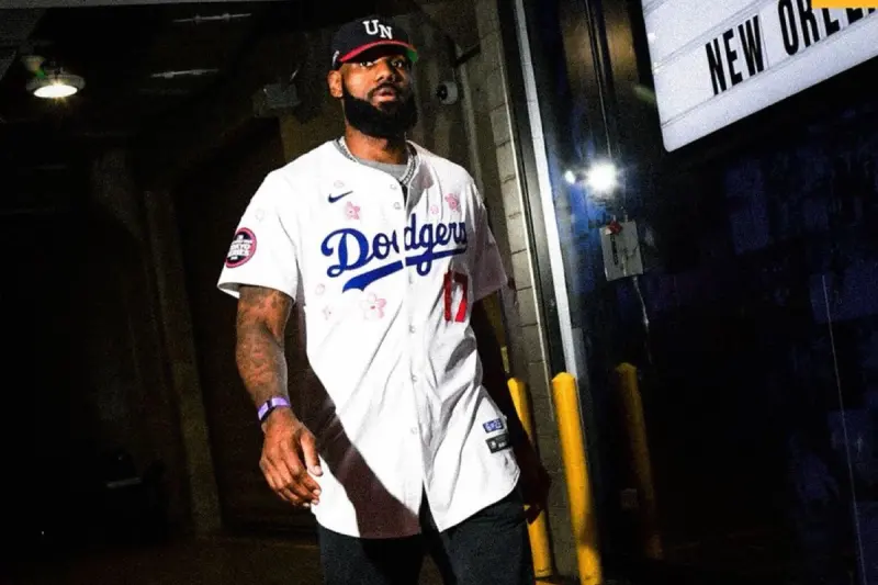 ▲，「詹皇」LeBron James率領洛杉磯湖人迎戰紐奧良鵜鶘，賽前他身穿美國職業棒球大聯盟（Major League Baseball）洛杉磯道奇隊球星大谷翔平的「17號球衣」現身球場，展現互相欣賞之情。（圖／取自Dodgers Nation）
