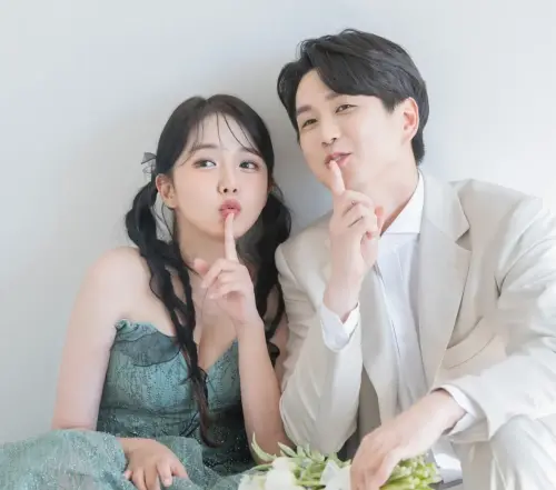 ▲姜恩菲（左）與邊俊弼（右）近日舉行婚禮，17年愛情長跑開花結果。(圖／@ekobi_ IG）