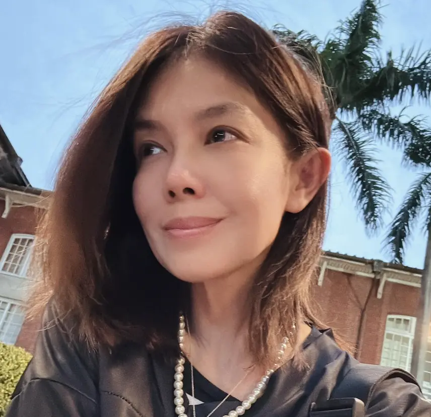 ▲林美貞（如圖）和孫興感情藕斷絲連數十年，去年平安夜才宣布甜蜜復合，如今女方突然發出「畢業文」感嘆終於下課了，兩人感情疑似又情變。（圖／林美貞臉書）