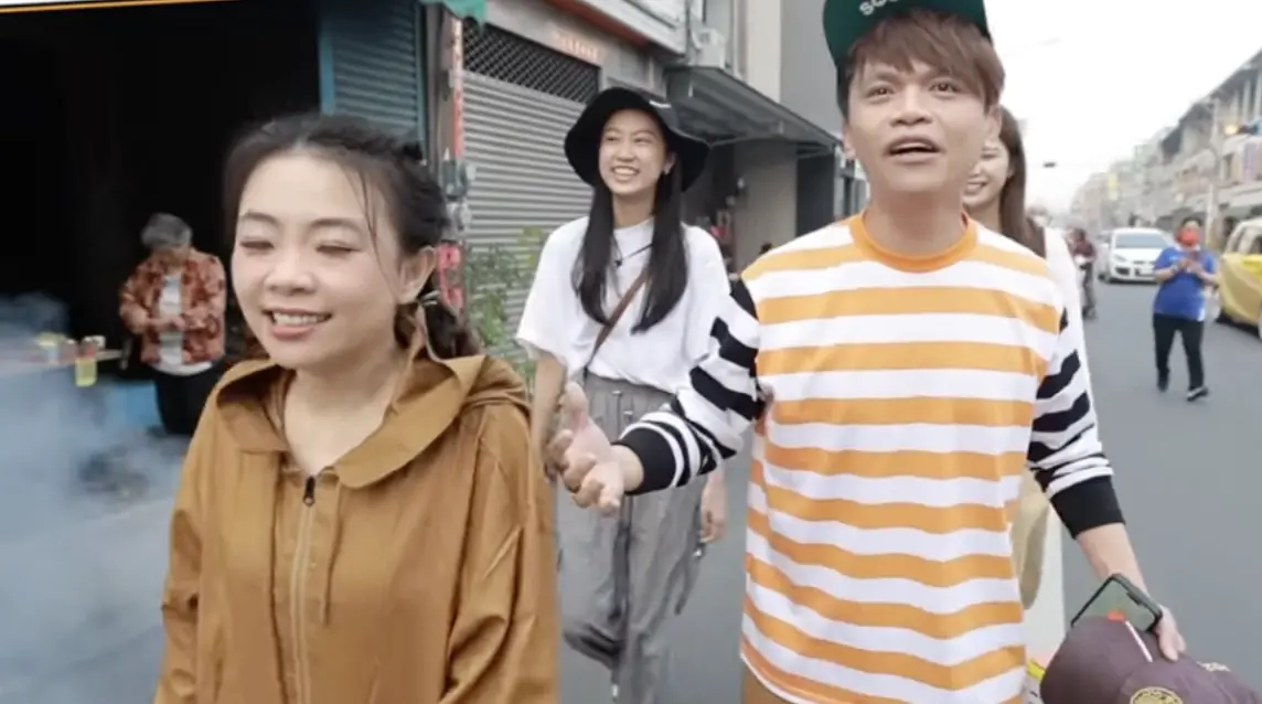 ▲大甲媽祖遶境2025不見人氣YouTuber蔡阿嘎（右）參與，原來他為了小兒子「蔡波能」的生日，帶全家飛到韓國旅遊，還笑喊自嘲「總算不是日本！」（翻攝自蔡阿嘎YouTube）