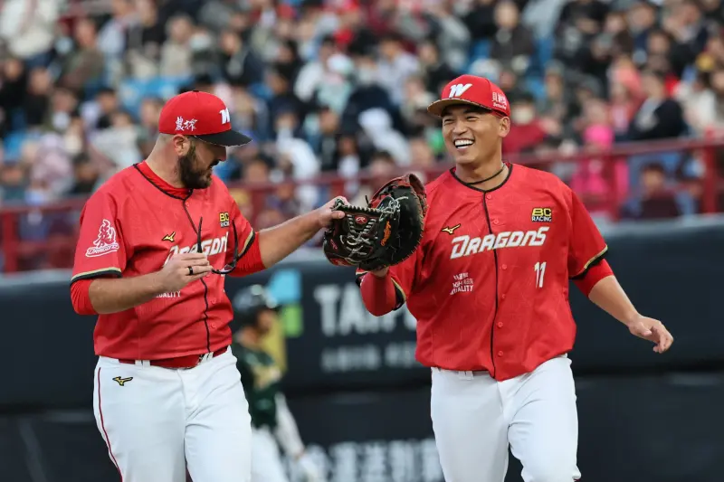 ▲朱育賢（右）千安里程碑倒數「M2」。（圖／味全龍提供）