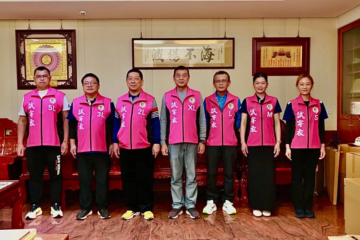 ▲拱天宮連2年「大失算」，錯估了香客們的熱情，廟方訂製23萬件進香背心已經發放完畢。（圖／白沙屯拱天宮）