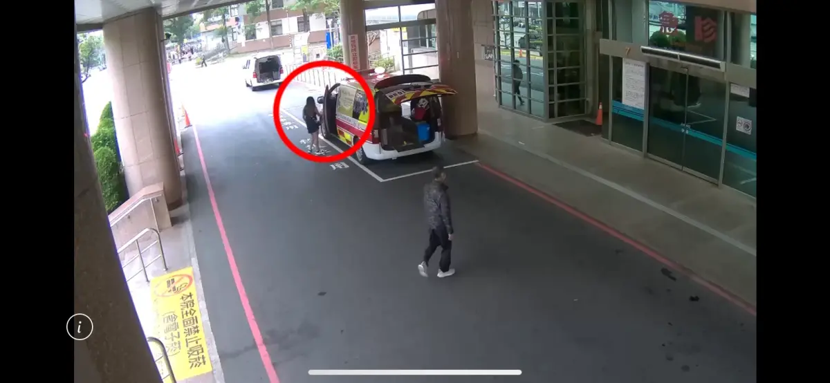 ▲高雄消防局新興分隊今天載送病患到榮總時，救護車突遭一名女子開走，警方透過定位系統在大港橋附近將其攔下，並依刑法竊盜罪移送辦。（圖／高市警局左營分局提供）