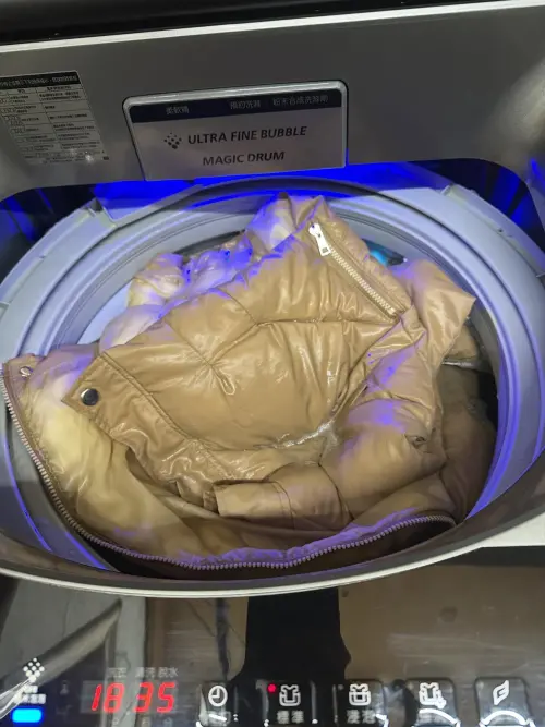 ▲網友把羽絨外套直接丟洗衣機洗,結果外套浮在內桶上緣,怎麼壓都壓不下去。(圖/翻攝Threads) ▲網友把羽絨外套直接丟洗衣機洗,結果外套浮在內桶上緣,怎麼壓都壓不下去。(圖/翻攝Threads)