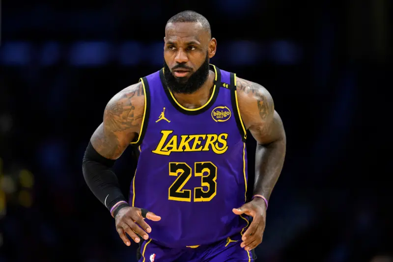 ▲洛杉磯湖人主場迎戰紐奧良鵜鶘，最終以124：108輕鬆取勝。比賽中，LeBron James與Austin Reaves在第四節完成一記精彩空接灌籃配合，不過賽後詹皇卻吐槽，Reaves這次傳球害他體力倒退3天，自嘲體能不如從前。（圖／美聯社／達志影像）