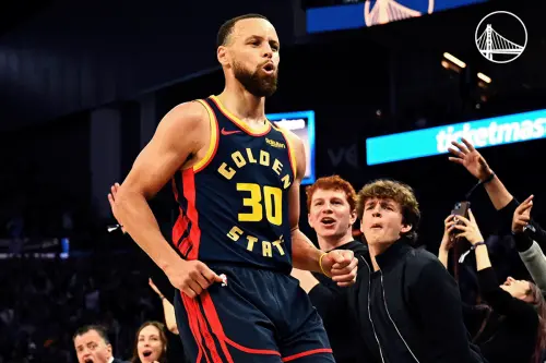 Stephen Curry投進7記三分球,攻下36分。根據ESPN數據,這是他在過去三場比賽中累積的第125分,僅次於LeBron James,成為37歲以上球員3場比賽得分第2高紀錄。 ▲Stephen Curry投進7記三分球,攻下36分。根據ESPN數據,這是他在過去三場比賽中累積的第125分,僅次於LeBron James,成為37歲以上球員3場比賽得分第2高紀錄。(圖/美聯社/達志影像)