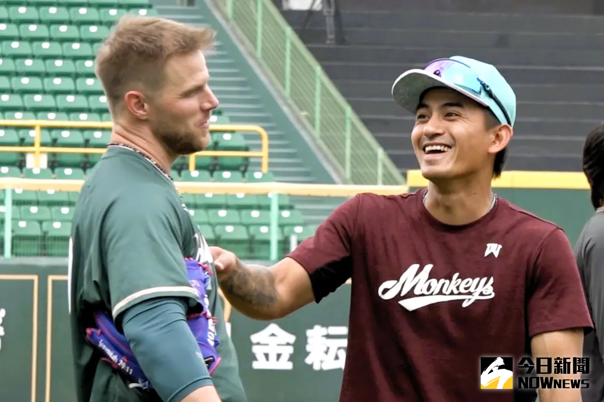 ▲台剛獵鷹洋投後勁的「蝴蝶球」三振老隊友林子偉（右），也引起廣泛討論。（圖／記者陳云茹攝）