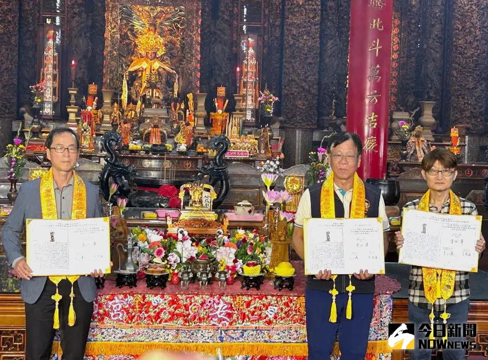 ▲高雄市三民區覆鼎金保安宮舉辦開基太子爺泥塑神像修護及文物普查維護和保安永盛廟志撰寫計畫簽約儀式，由覆鼎金保安宮董事長黃明華(右2)主持，並與逢甲大學歷史與文物研究所教授李建緯(右1)、高雄師範大學台灣歷史文化及語言研究所教授李文環(左)共同簽署合作備忘錄。(圖／記者黃守作攝，2025.04.05)