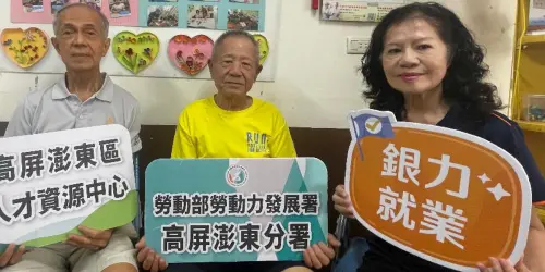 ▲聊天陪伴員張瑛珍(右)的親和力和溝通能力，使得長輩們更加願意參與各項活動，提升案家的凝聚力。(圖／勞動部高屏澎東分署提供)