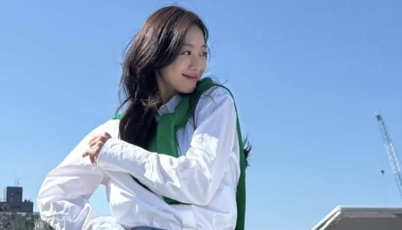 ▲韓星金秀賢近期爭議尚未落幕，新劇《山寨人生》也遭到無限期延播，對此最大受害者恐怕是同劇女星曹寶兒（如圖），不過她並未對此表態，只是在社群更新工商貼文。（圖／IG xxadoraa）