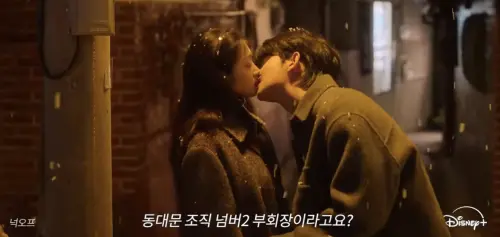 ▲金秀賢（右）和曹寶兒（左）主演《山寨人生》，劇中還有吻戲。（圖／Disney Plus HK YouTube）