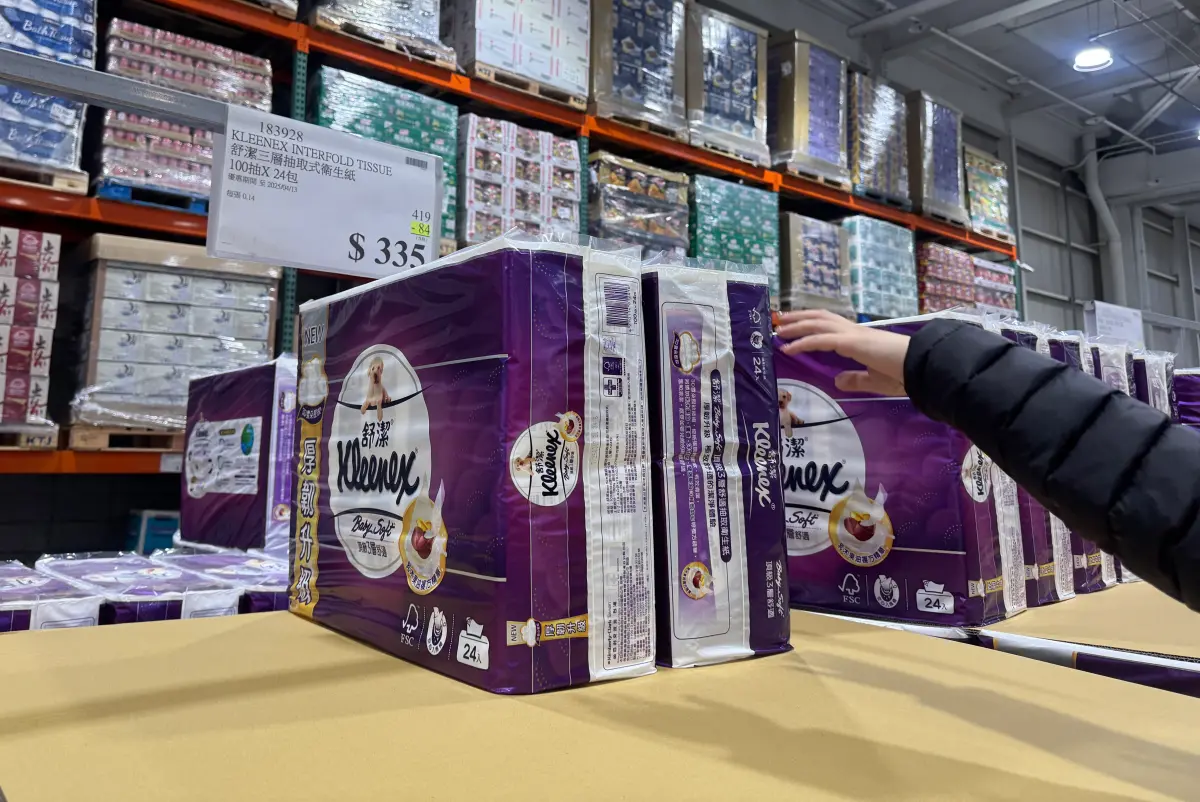 ▲好市多舒潔衛生紙即起至4月14日前驚喜特價，記者直擊賣場看到不少民眾狂掃貨。（圖／記者鍾怡婷攝）