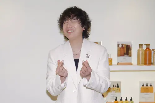 ▲現場拍照時，李洪基被要求比出愛心，沒想到他卻幽默的說：「我不會比愛心耶！」（圖／記者李政龍攝）