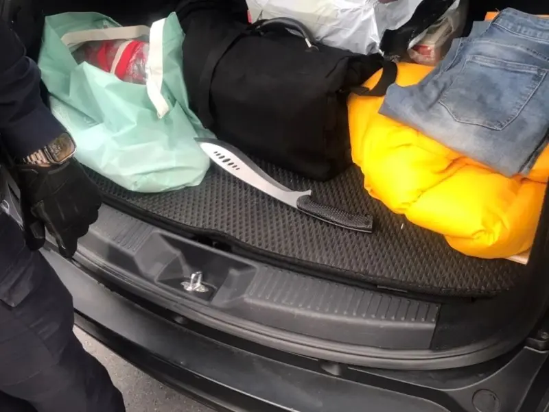 ▲周男車上的開山刀。(圖/翻攝畫面)