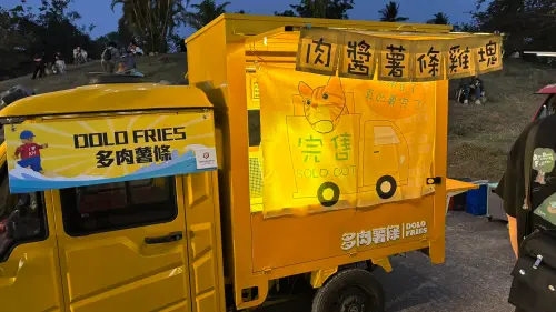 ▲現場人潮踴躍、買氣熱絡，不少攤位更在下午前即完售。（圖／高市府教育局提供）