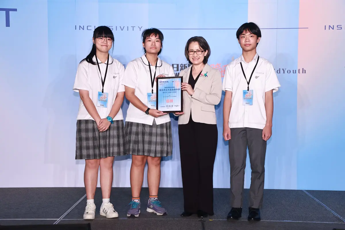 ▲大直高中學生（左至右）韓欣家、李妍妮、王柏軒與副總統蕭美琴（右2）合影，公民提案獲得肯定。（圖／NOWnews資料照片）