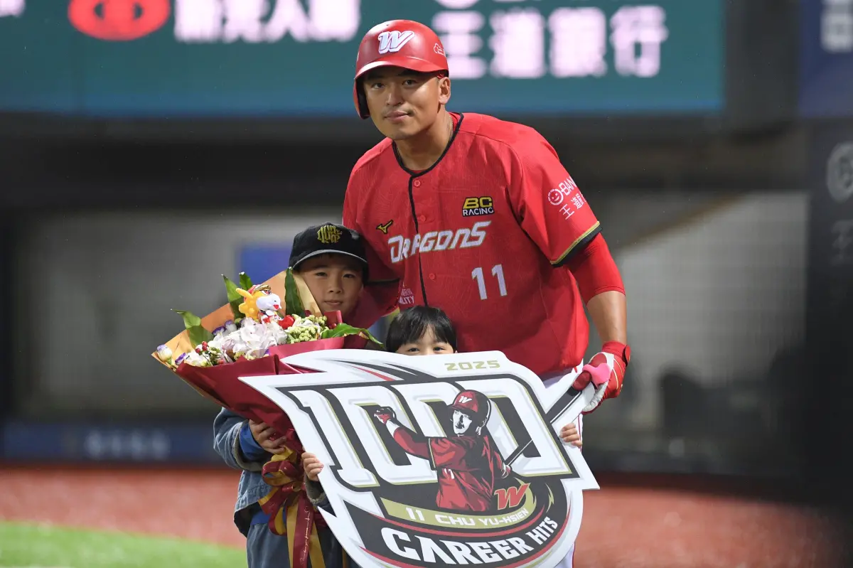 ▲味全龍朱育賢敲出全壘打，並完成個人職業生涯第一千支安打。（圖／味全龍提供）