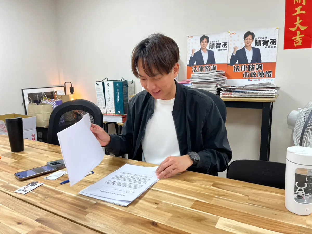 ▲大直高中學生提案，將10公斤書包，轉為一台電子閱讀器。台北市議員陳宥丞提出3建議，將提案落實為試辦政策，提供給教育局參考。（圖／記者林家伃攝）