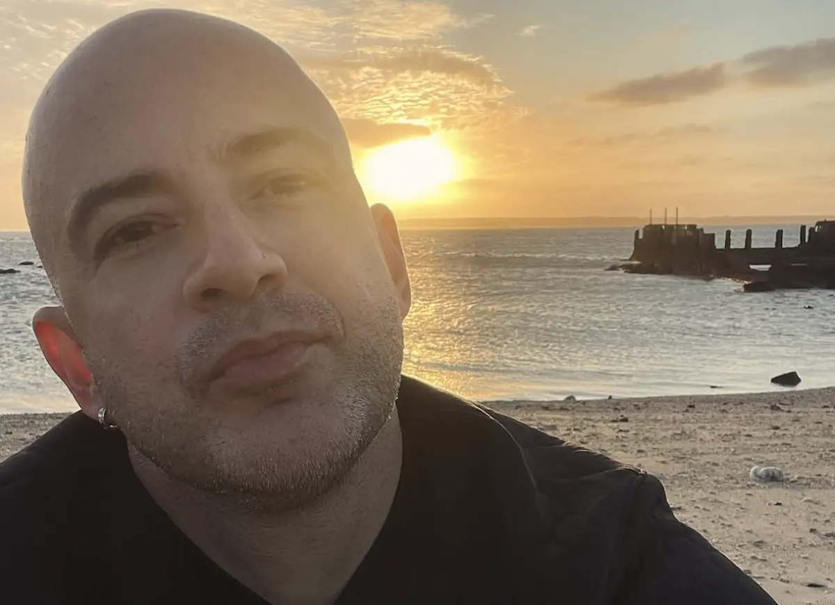 ▲吳鳳參與大家媽祖遶境超過10年，這次他一樣也有參加，其中休息的時候有許多民眾上前和他合照，讓他十分感動，認為台灣人把他當成自己人一樣在照顧。（圖／吳鳳 IG）