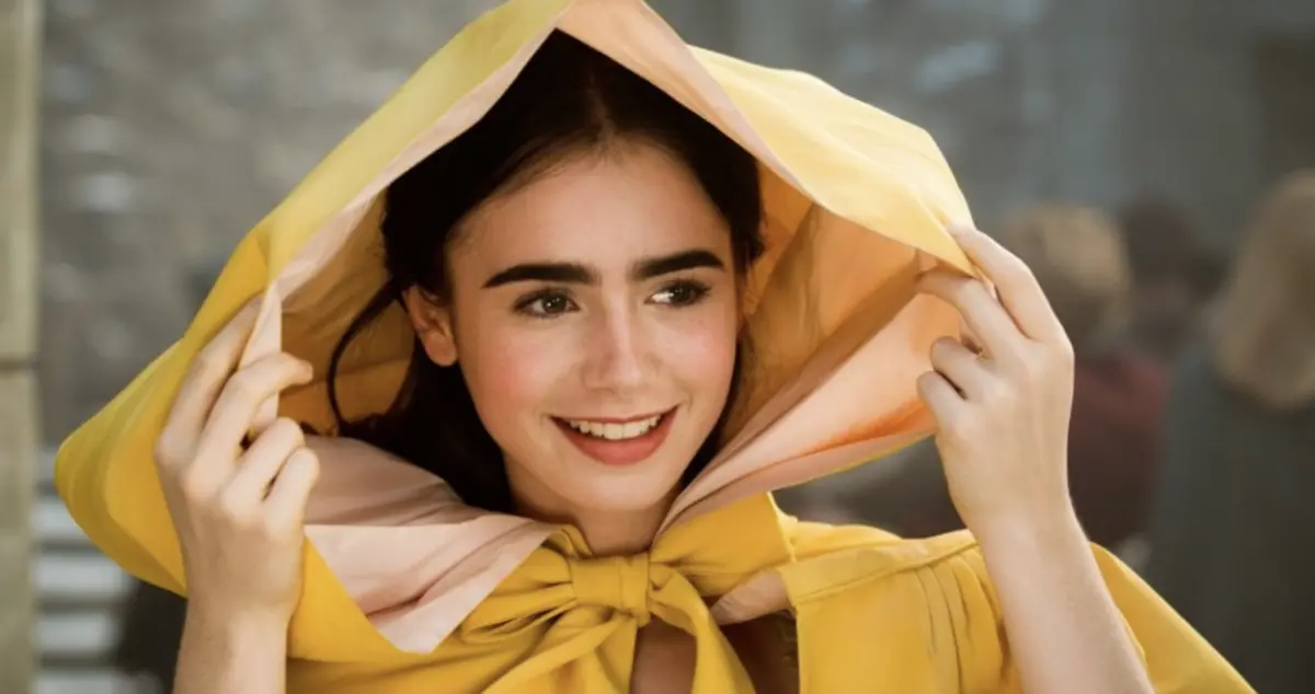 ▲迪士尼真人版電影《白雪公主》因為女主選角不當挨轟，票房慘拉警報，對此影迷點名莉莉柯林斯，直言她膚色白皙，才能勝任「白雪公主」這個角色。（圖／摘自《魔鏡，魔鏡》片段）