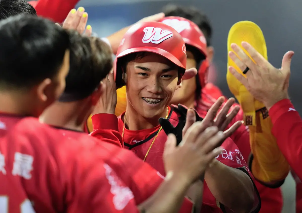 ▲重新挑戰打進季後賽，季前做足準備的味全龍隊，一開季就打出截然不同的新氣象，投打串聯下，開季至今保持不敗之身。（圖／味全龍提供）